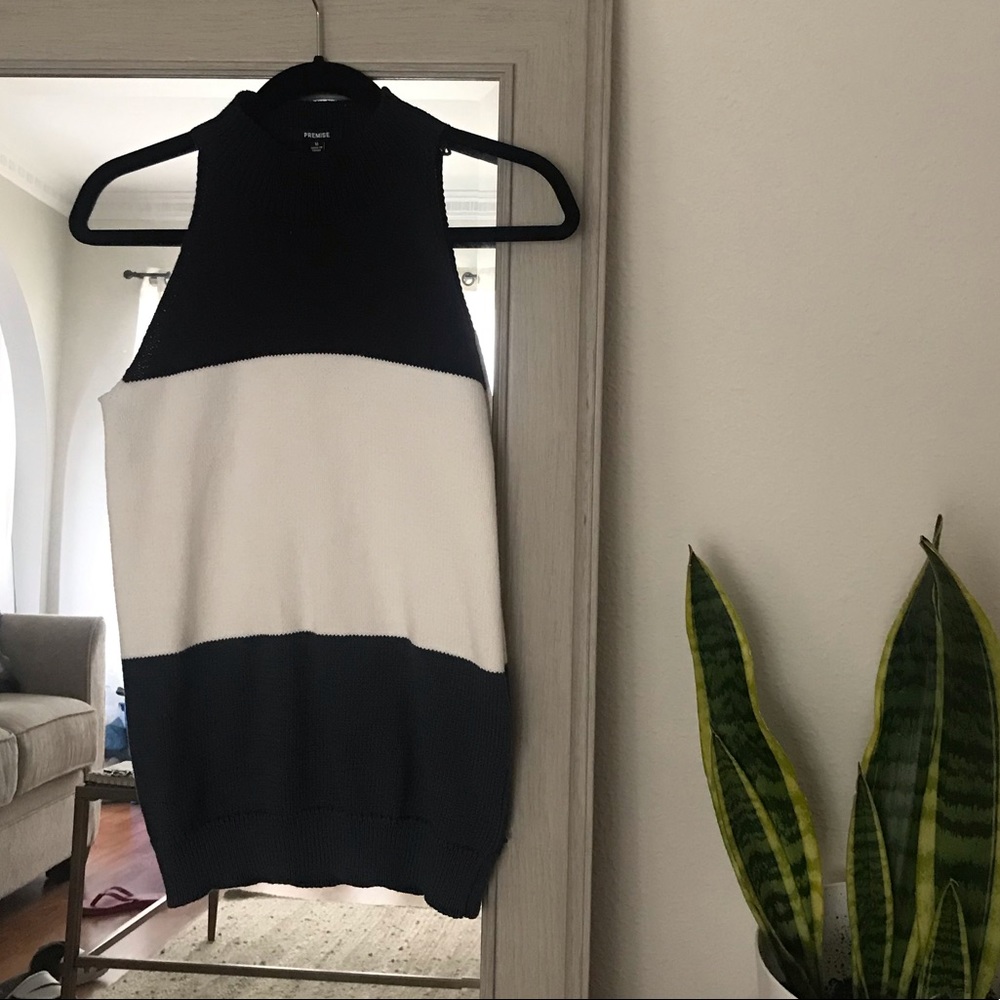 Sleeveless colorblock sweater top